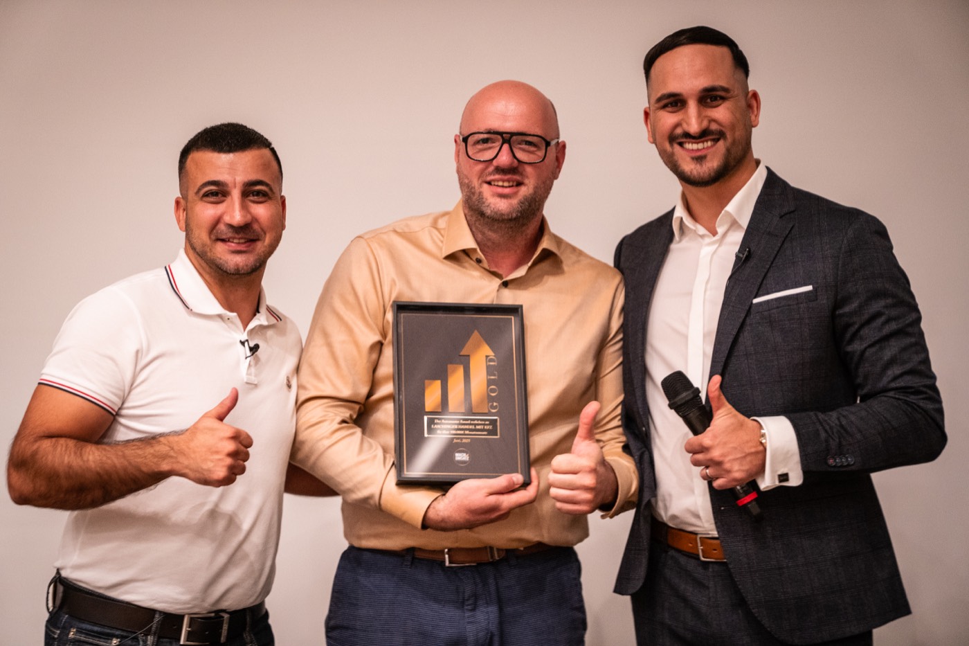 Ausgezeichneter Autohändler mit GOLD-Award von Umsatz mit Autos