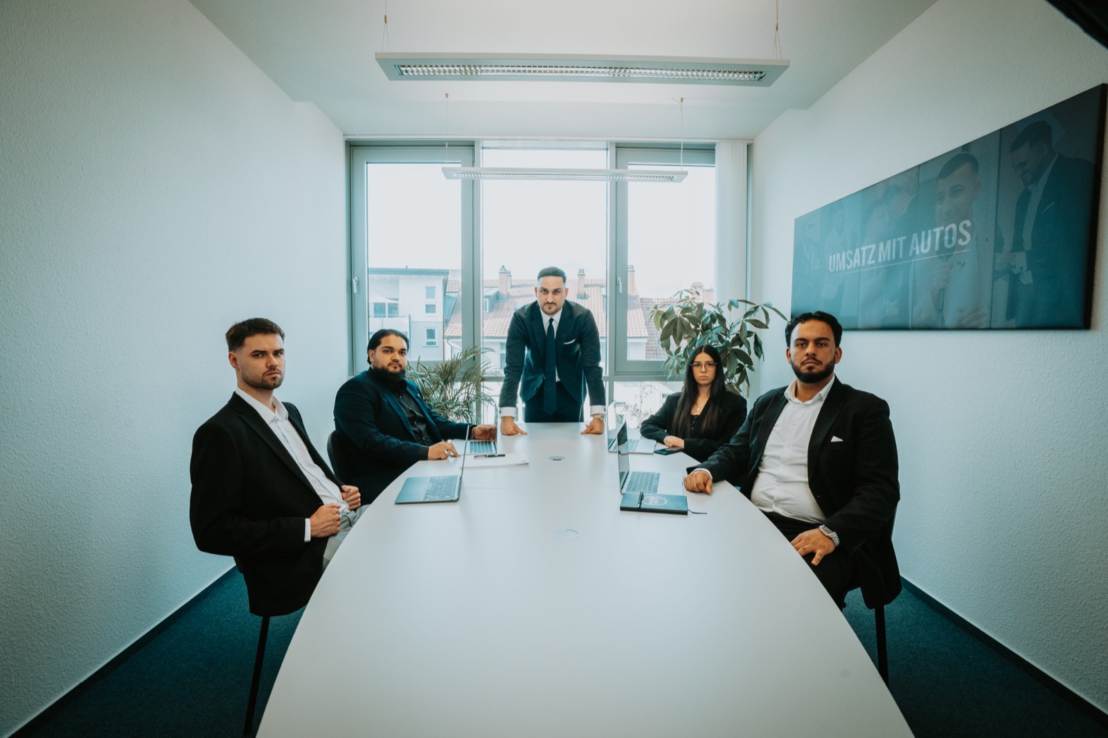 Das Team von Umsatz mit Autos am Konferenztisch im Büro in Lörrach